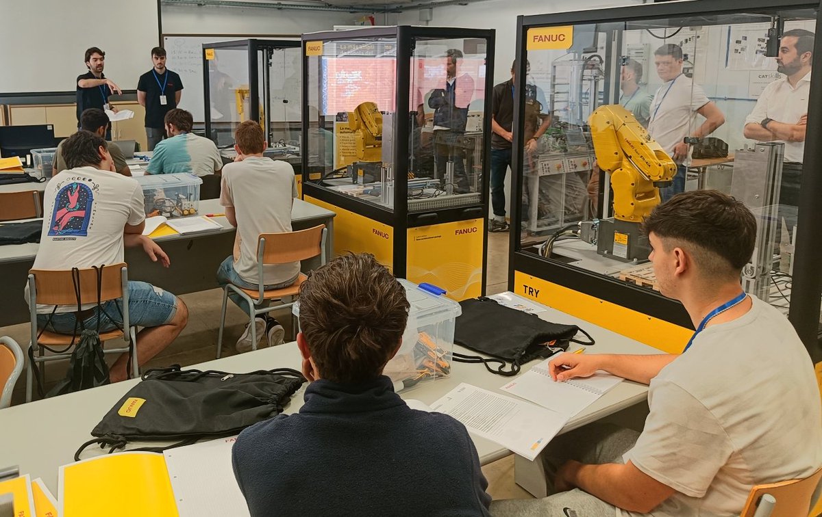 cgarc237's tweet photo. Avui comencen les CatSkills de Sistemes Robòtics Integrats, on participaran els alumnes del Cicles Superior de Robòtica i Automatismes de l'@agmundet, Edgar i Antonio, amb el seu tutor Álvaro.

La prova es realitzarà amb el paquet educatiu ER-4iA de Fanuc https://t.co/zg1PofLomz