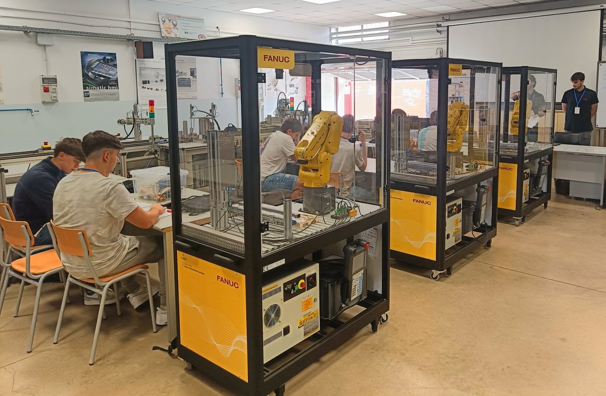 cgarc237's tweet photo. Avui comencen les CatSkills de Sistemes Robòtics Integrats, on participaran els alumnes del Cicles Superior de Robòtica i Automatismes de l'@agmundet, Edgar i Antonio, amb el seu tutor Álvaro.

La prova es realitzarà amb el paquet educatiu ER-4iA de Fanuc https://t.co/zg1PofLomz