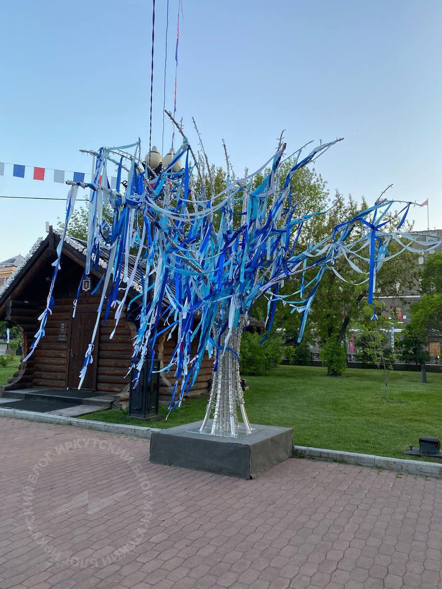 holodmedia's tweet image. В Иркутске в честь Дня города установили «Дерево жизни» и предложили повесить на него ленты с пожеланиями. 

Местные жители исписали их антивоенными посланиями 💔

Фото: «Иркутский блог»