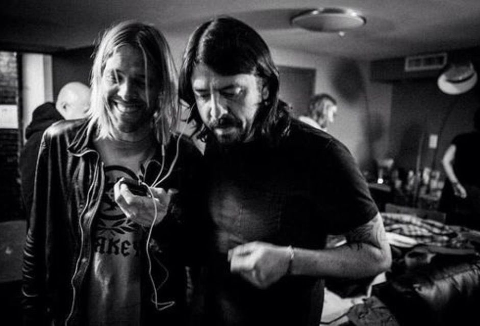 JoakimKraneBech's tweet photo. Someone said I'll never see your face again
Part of me just can't believe it's true
Pictures of us sharing songs and cigarettes
This is how I'll always picture you

#FooFighters #ButHereWeAre #UnderYou #DaveGrohl #TaylorHawkins https://t.co/YJfYHo8iPk
