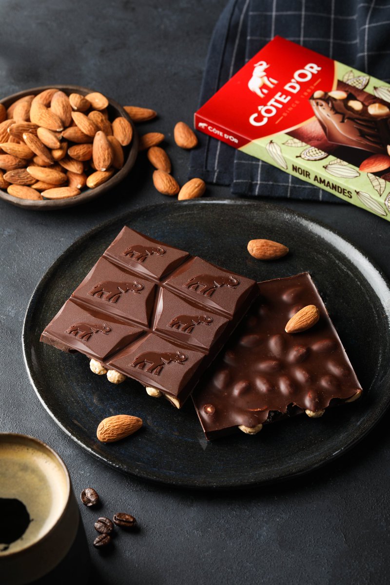 Belçika’da 1883 yılından üretime başlayan ve günümüze kadar gelen 140 yıllık bir lezzet… Bütün bademlerin bitter çikolata ile eşsiz buluşması...
.
.
.
.
#ekolfood #cotedor #bedem #chocolate #tasty #delicious #photooftheday #almond #darkchocolate #red #kesfetteyiz #coffe