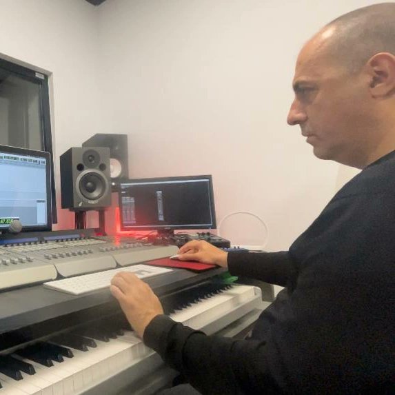 Hemos estado en los #estudiosfenix de #burgos con @rodrigovazquezminguito grabando las primeras locuciones del documental. Muchas gracias por tu profesionalidad y a nuestra querida locutora Ascensión. @fenix_estudio_de_grabacion