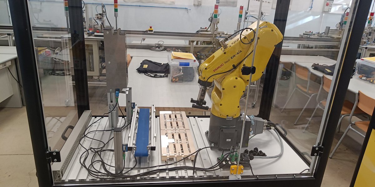cgarc237's tweet photo. l'equip disposa d'un braç robot de 6 eixos amb pinces, càmera intel•ligent, cinta transportadora i sensors.

Les proves consistiran a realitzar una classificació i paletitzat de paquets entrants imitant les plataformes de logística i comerç electrònic com Amazon. https://t.co/9mA6bvxIzE