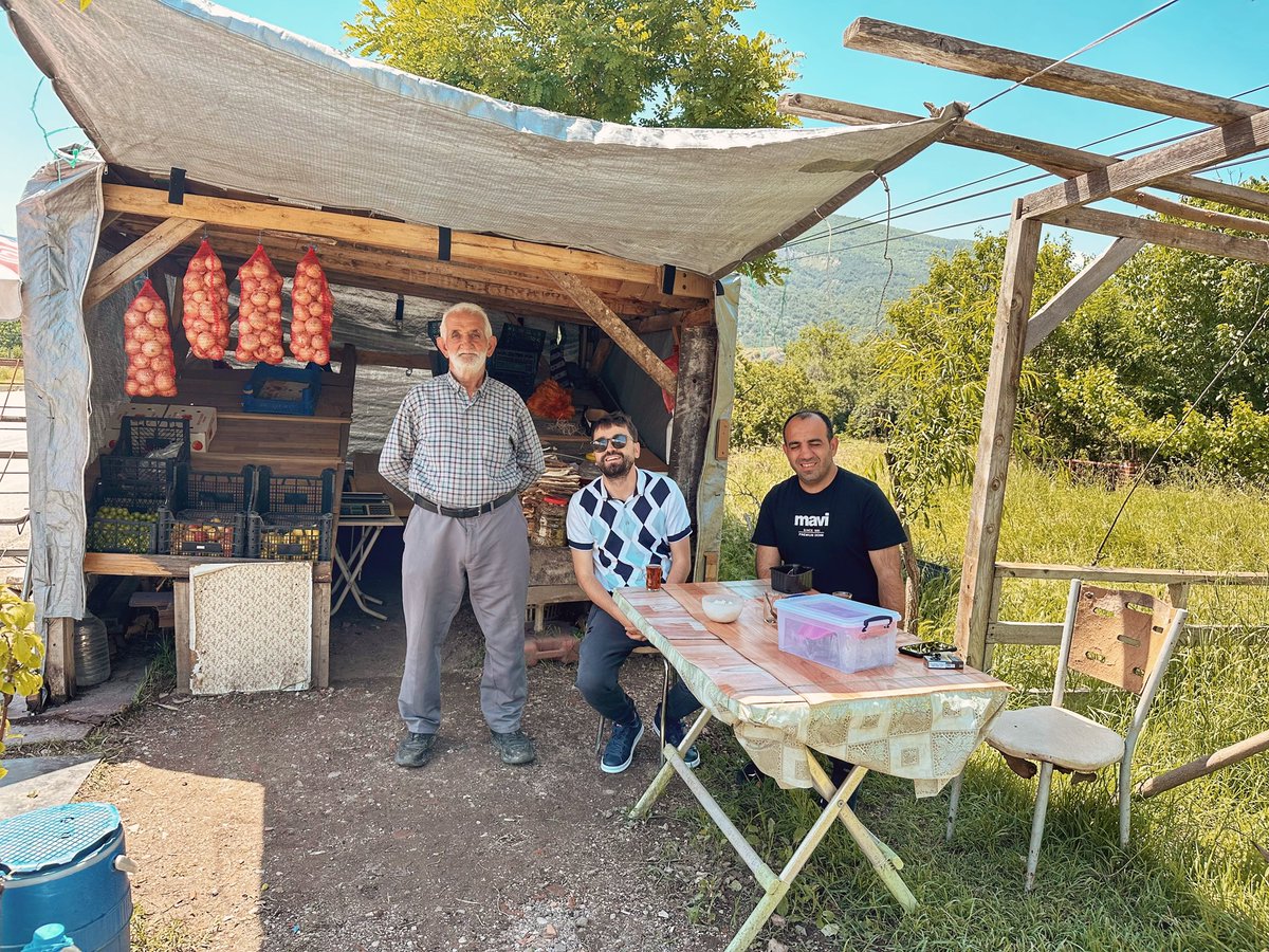 Baba ocağına giderken, Amasya’da Seyit abi ile tanıştık. Sohbeti fena biri.
Eski toprak her halinden belli.