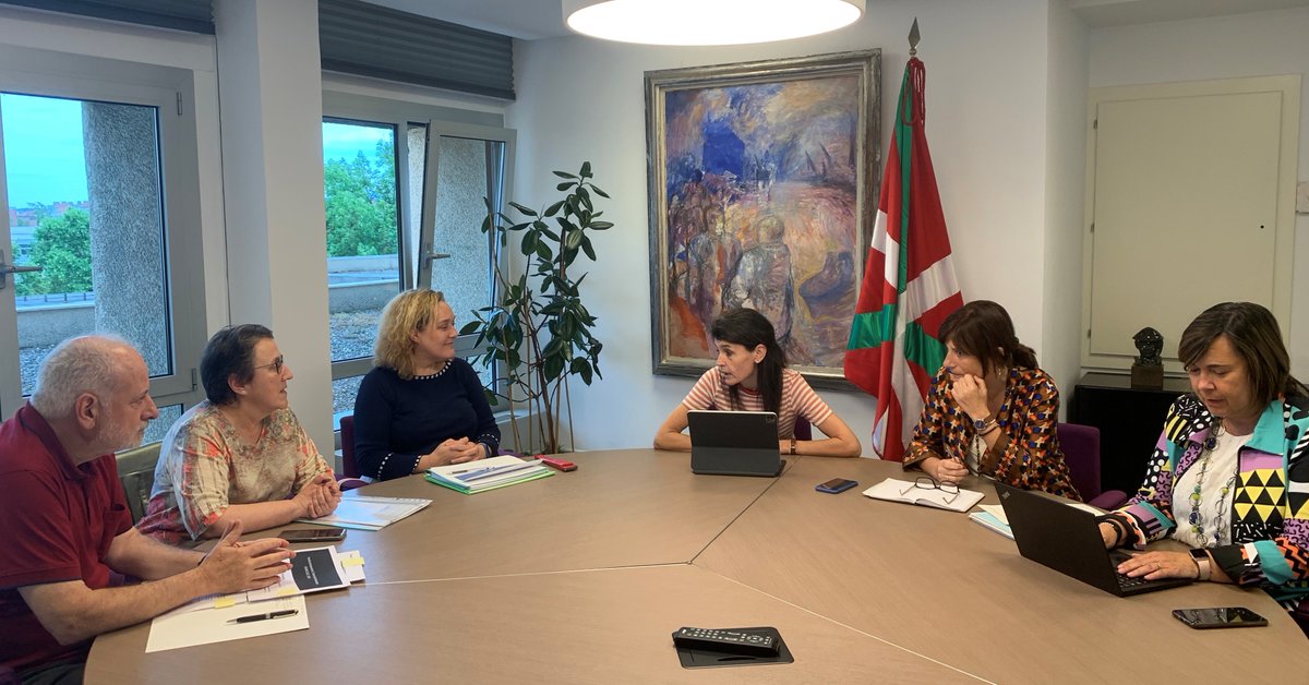 OngizateEJGV's tweet photo. 🤝📝La #consejera @nerea_melgosa se ha reunido con la Federación Vasca de Asociaciones de Personas Sordas #FEVAPAS que preside Ana Isabel Dorado y coordina Montserrat Piérola junto al expresidente José Montero Castro
📍 Hoy en Lakua
👉 https://t.co/pdPbIiSZ6O https://t.co/AkJWA2oF4r