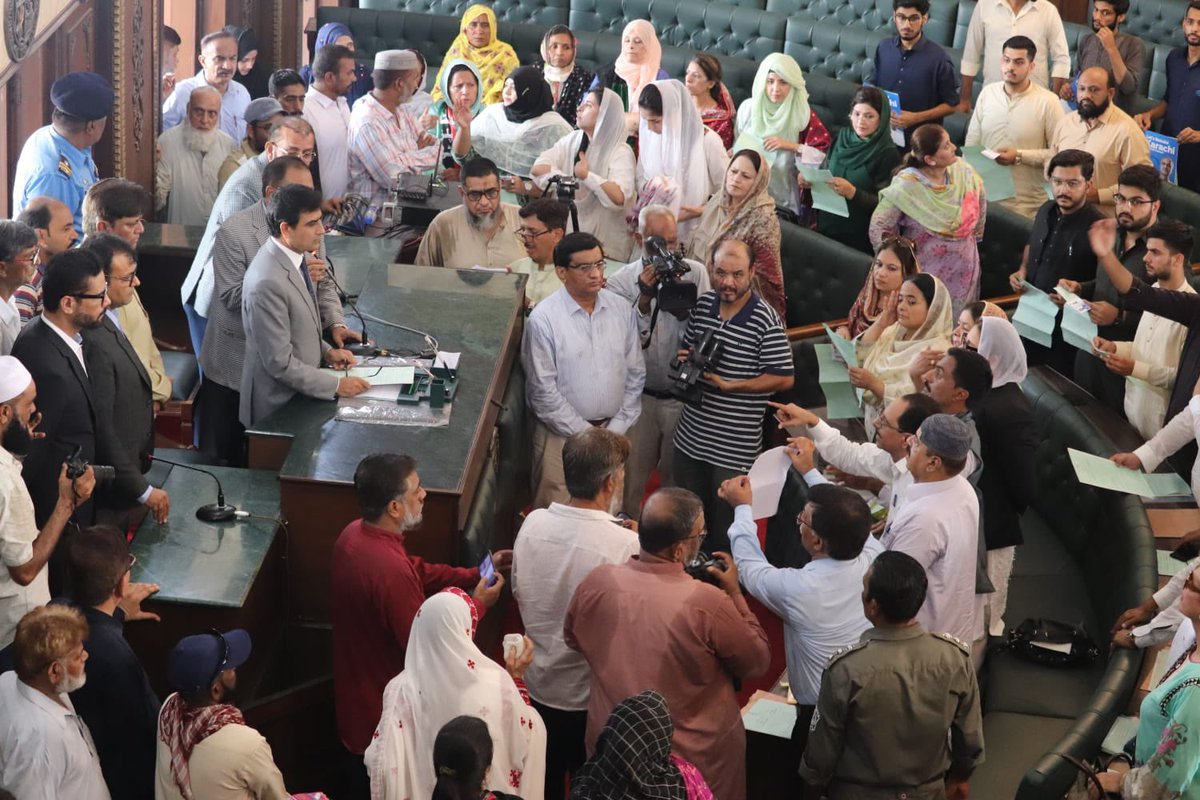 NaeemRehmanEngr's tweet photo. آج مخصوص نشستوں سے منتخب ہونے والے ارکان کی حلف برداری تھی۔
الحمدللہ ! پی ٹی آئی اور جماعت اسلامی کے 63/63 خواتین اور مرد ارکان حلف لینے کیلئے پہنچ گئے۔ آج 100% حاضری رہی اور انشااللہ 15جون کو 193/193 حاضری ہوگی۔ https://t.co/uQ6TWIcavz