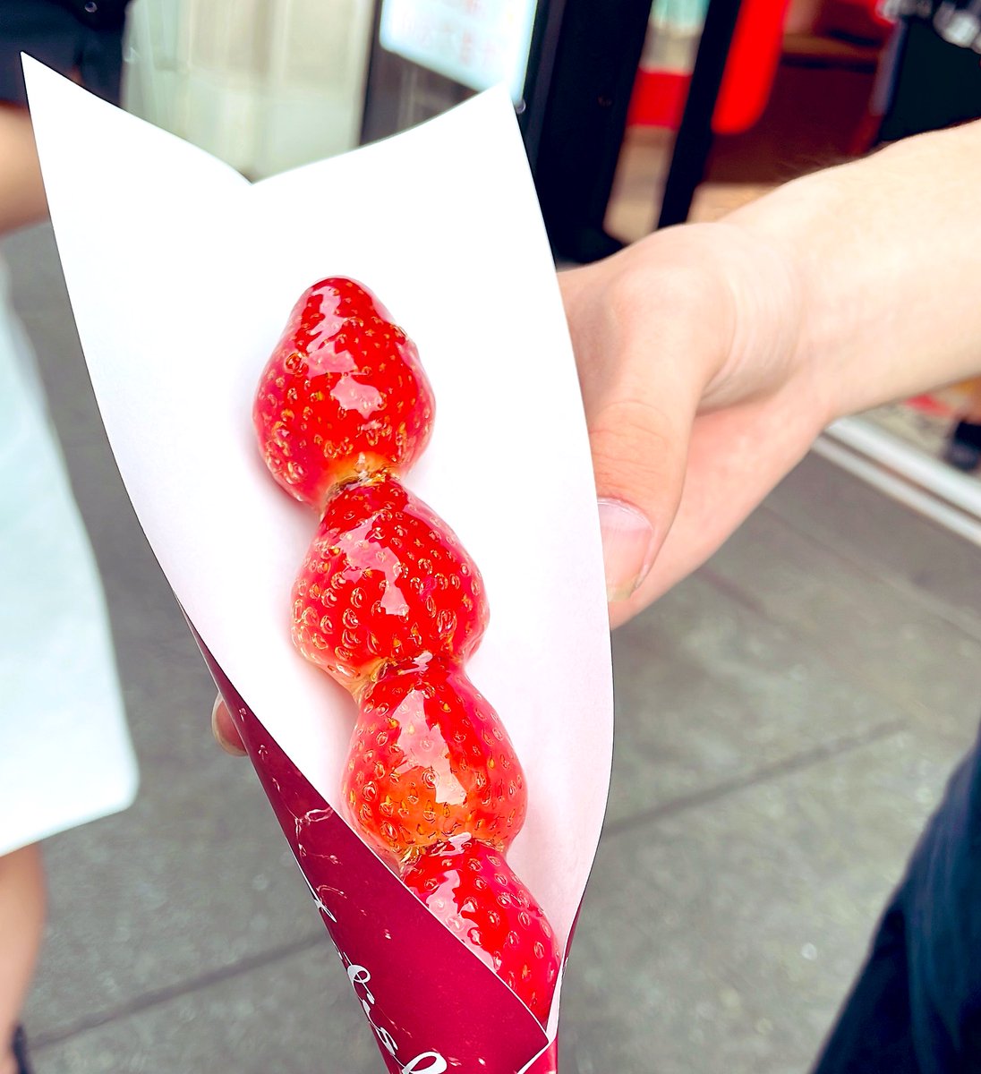 いちごあめ〜🥰
車椅子は福岡で借りてきて正解だったー！
なかったら力尽きてた…😅 https://t.co/tANVPyoUFc