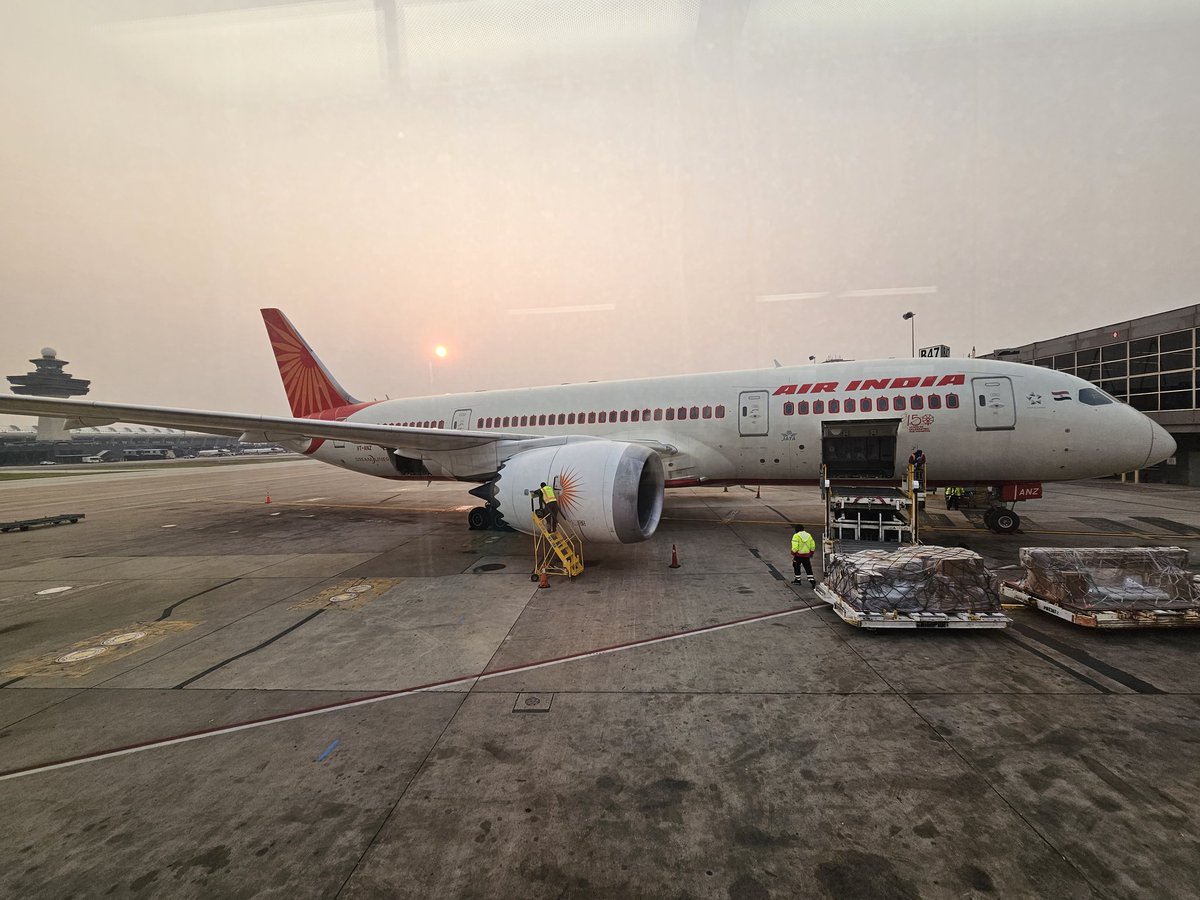 abhishek543's tweet photo. @airindia,  Roaring high at Washington Dallas Airport. Good food, helping crew. Keep the good work. https://t.co/twlVM7vjBv