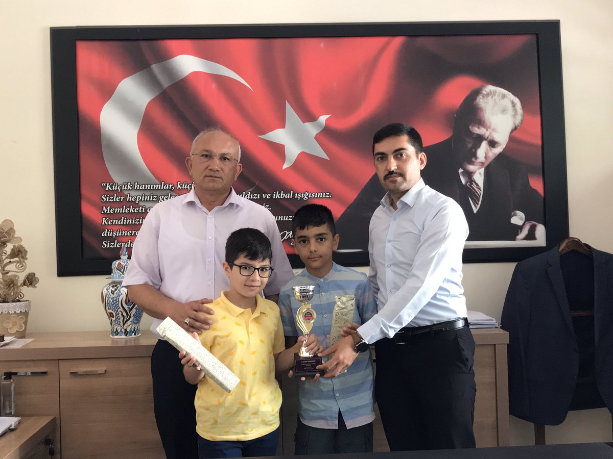 sorgunbilsem's tweet photo. Türkiye Okullar Arası Zeka Oyunları Şampiyonası’nda Türkiye ikincisi olan öğrencilerimizle İlçe Milli Eğitim Müdürümüz Sayın Musa Öcal’ı makamında ziyaret ettik. 
Tebrik ve hediyelerinden dolayı danışman öğretmenimiz ve öğrencilerimiz adına müdürümüze teşekkür ederiz.
@BilsemMeb https://t.co/JVnFCAYK6M