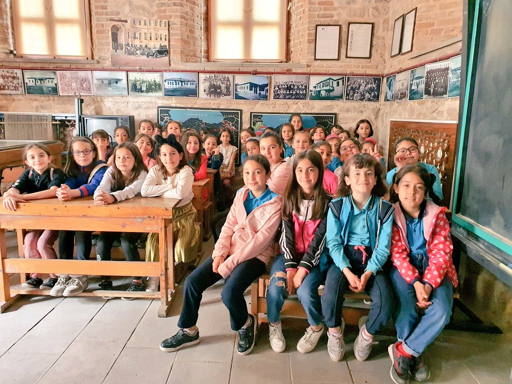 Konyailegitim42's tweet photo. Karatay Nakiboğlu İlkokulu, İsmet Paşa İlkokulu, Alaeddin Keykubat İHO  ile Halil Bahçeci İlkokulu öğretmen ve öğrencileri Konya İl Eğitim Tarihi Müzesini ziyaret  ettiler.
@gokhanmurat1
@servetal61 @gltkn07 @konyamem @karatayilcemem #Eğitim #Eğitimtarihi #Müze  #Konyailkokul https://t.co/Xnh86JulpC