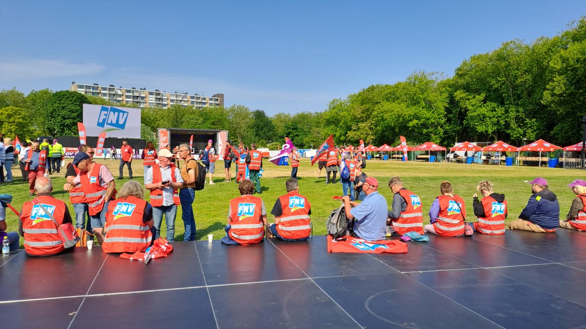 RechtOpWerkFNV's tweet photo. Park Transwijk #Utrecht. De eerste werknemers #sociaal #werkbedrijven melden zich. Samen met zo'n 8000 collega's voeren ze vandaag actie voor compensatie voor de gestegen inflatie. Het is de grootste actie ook van werknemers uit deze sector.
#FNV #CNV 
https://t.co/1Q3Ts8zHdb https://t.co/FIZ45C9gwj