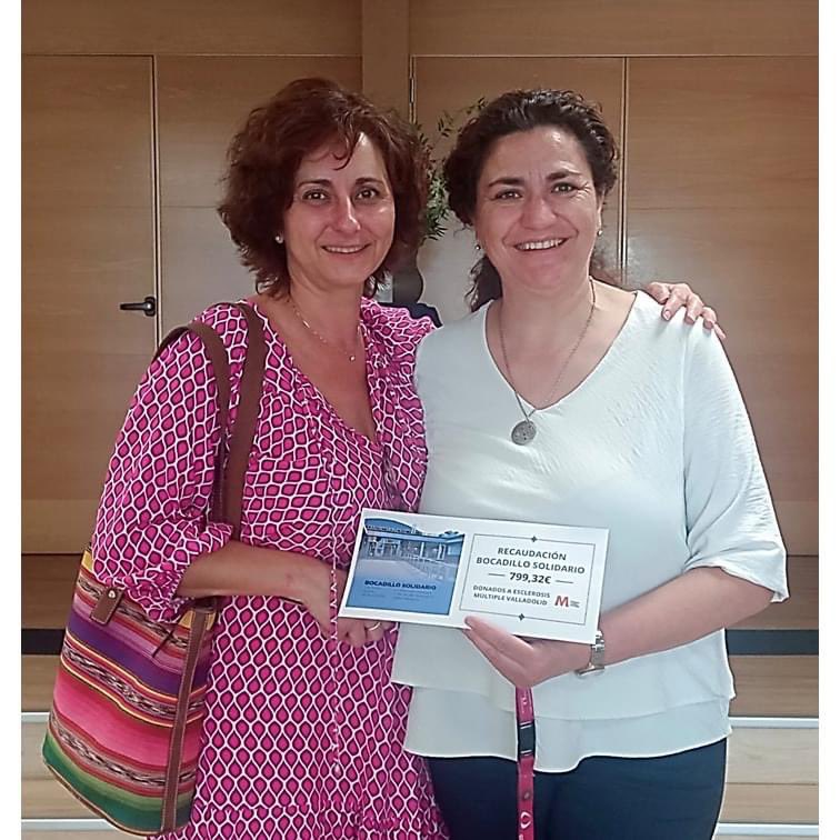 EM_Valladolid's tweet photo. ℹ️ Acto de entrega de la recaudación del Bocadillo Solidario organizado por el Centro Cívico José Luis Mosquera a favor de nuestra Asociación.
Muchísimas gracias a todos por acompañarnos y colaborar con nuestra Asociación 🧡
#emvall #bocadillosolidario #juntososmosmasfuertes https://t.co/snIlQwwO0N
