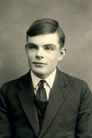 Il 7 giugno 1954 muore suicida a 41 anni #AlanTuring.

Nonostante il genio che consentì la decrittazione dei codici militari nazisti e quindi la sconfitta di Hitler, Turing fu condannato alla castrazione chimica perché gay.

Da lì, depressione e poi il suicidio. L'omofobia uccide