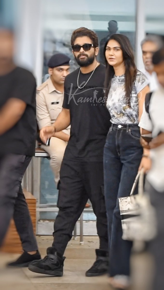 TrendsAlluArjun's tweet photo. ICON star @alluarjun and #AlluSnehaReddy at Mumbai airport 

Bunny boy looks 😎😍

#Pushpa2TheRule https://t.co/YoPTySfKyx
