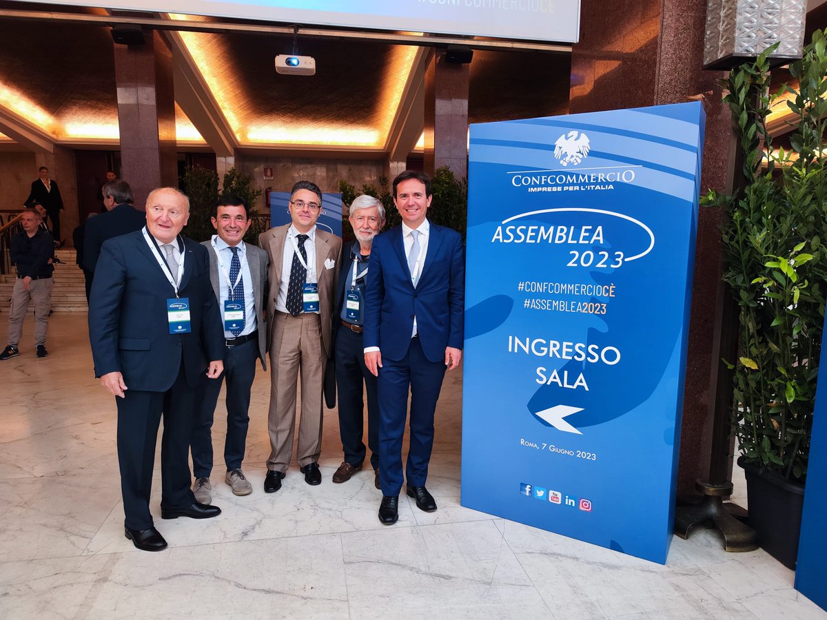 A brevissimo inizierà l'#assemblea2023: la delegazione di #Pavia è presente📷#lucamanenti il Direttore, #aldopoli il Presidente #renatoscarano #pietroferretti con #alessandrocattaneo #confcommerciocè #confcommerciopaviacènfcommercio