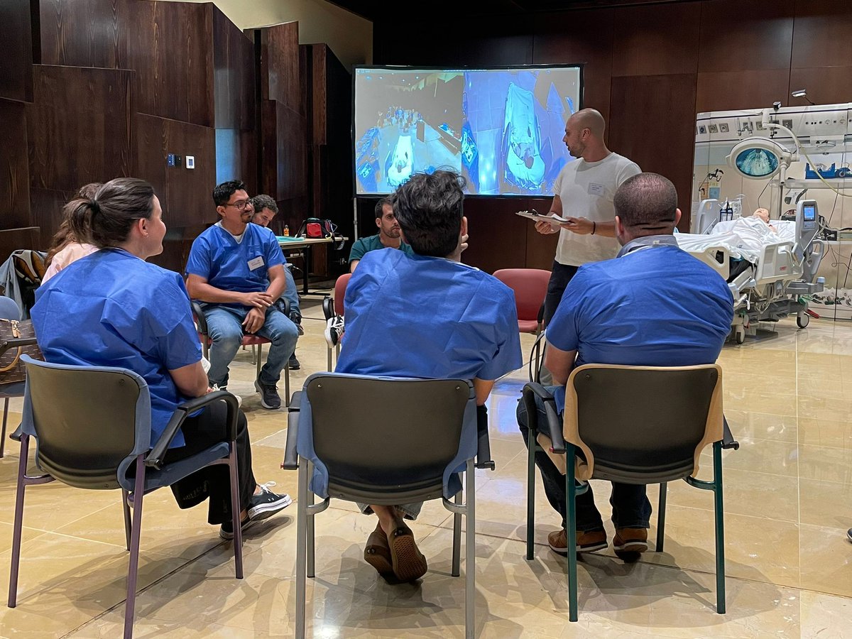 CodimgVA's tweet image. Presentes en el XLVIII Congreso Nacional de la Sociedad Española de Enfermería Intensiva (SEEIUC) en Málaga apoyando al primer taller de #simulación sobre manejo de eventos adversos con metodología #TeamSTEPPS con @seeiucoficial @GT_Simul_SEEIUC #debriefing