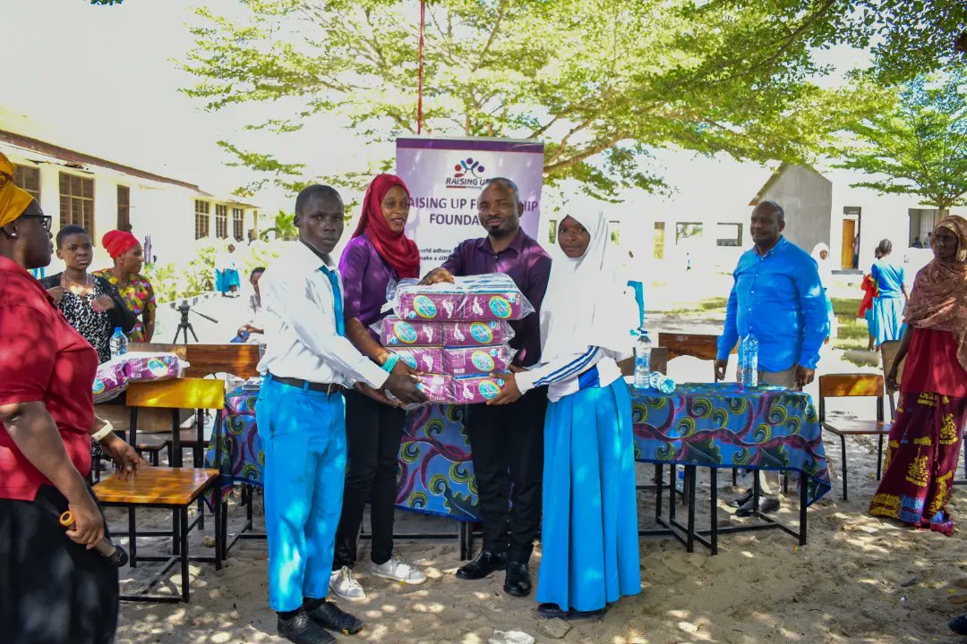 ruffo_tz's tweet photo. Siku ya Hedhi duniani @ruffo_tz ilitembelea shule ya sekondari kerezange na kutoa taulo za kike ikiwa ni moja ya mradi wa hedhi yangu katika kuwasaidia mabinti kuendelea kubaki shuleni kipindi cha hedhi wanapokuwepo shuleni.
🌐 Website : https://t.co/g0kDFwBBig https://t.co/PCPSxTcCxu