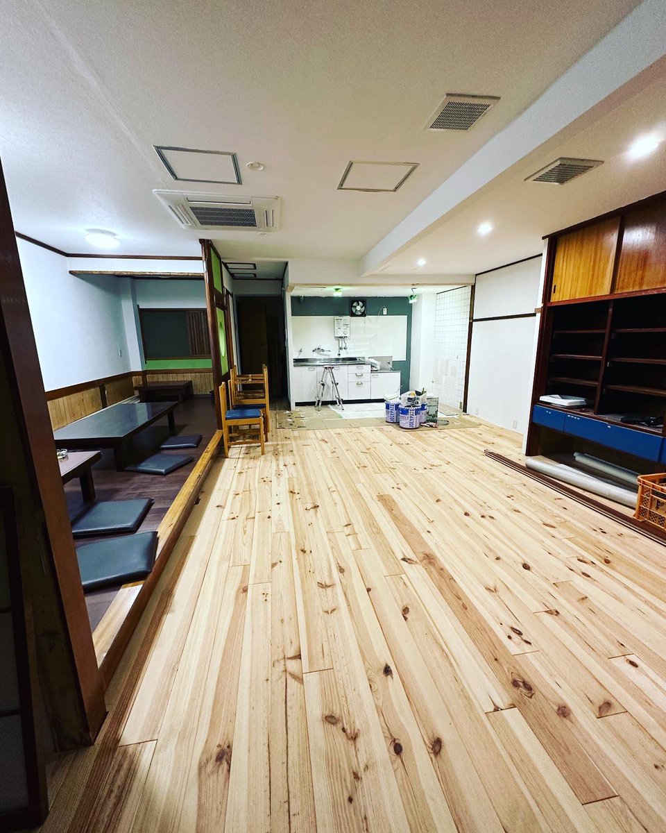 bozz20915's tweet photo. こちらも完成。今回の不破工務店

中川区の託児所、アルイルです。
飲食店からの改装です。

今回は
解体
床組み
無垢フローリング貼り
巾木
ドア移設、取り替え
電気工事
もろもろ諸作業

でした。
無垢のフローリングは気持ちいいっすね！

お疲れ様でした！
#不破工務店 #改装 https://t.co/tUIo3JX44m