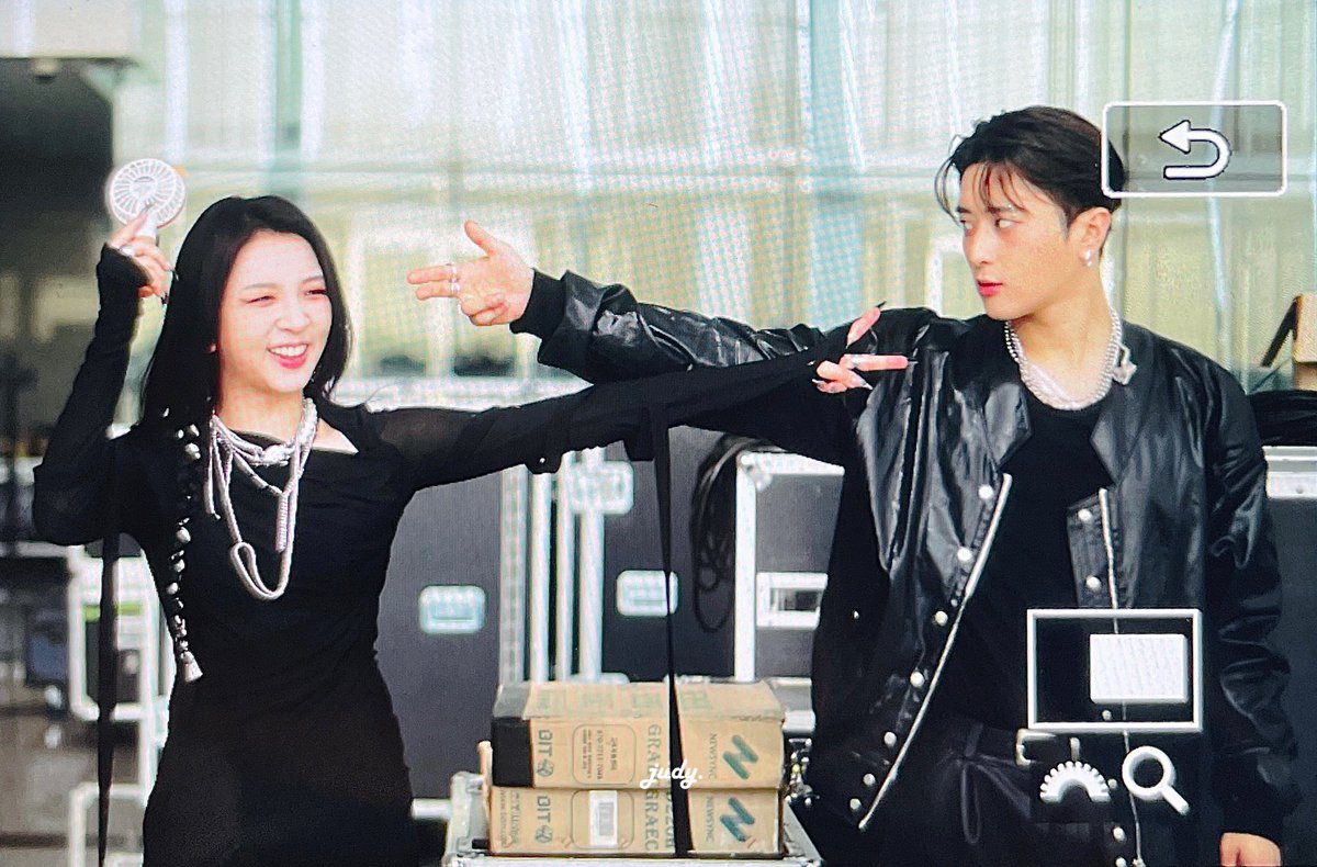 judy_w0's tweet photo. 230607 일일팬매 pre.
절교피스✌🏻🙄

#JSEPH #제이셉
#KARD #JIWOO #전지우
@KARD_Official @jeonjiwoo1004 https://t.co/KjB9fQxcBJ