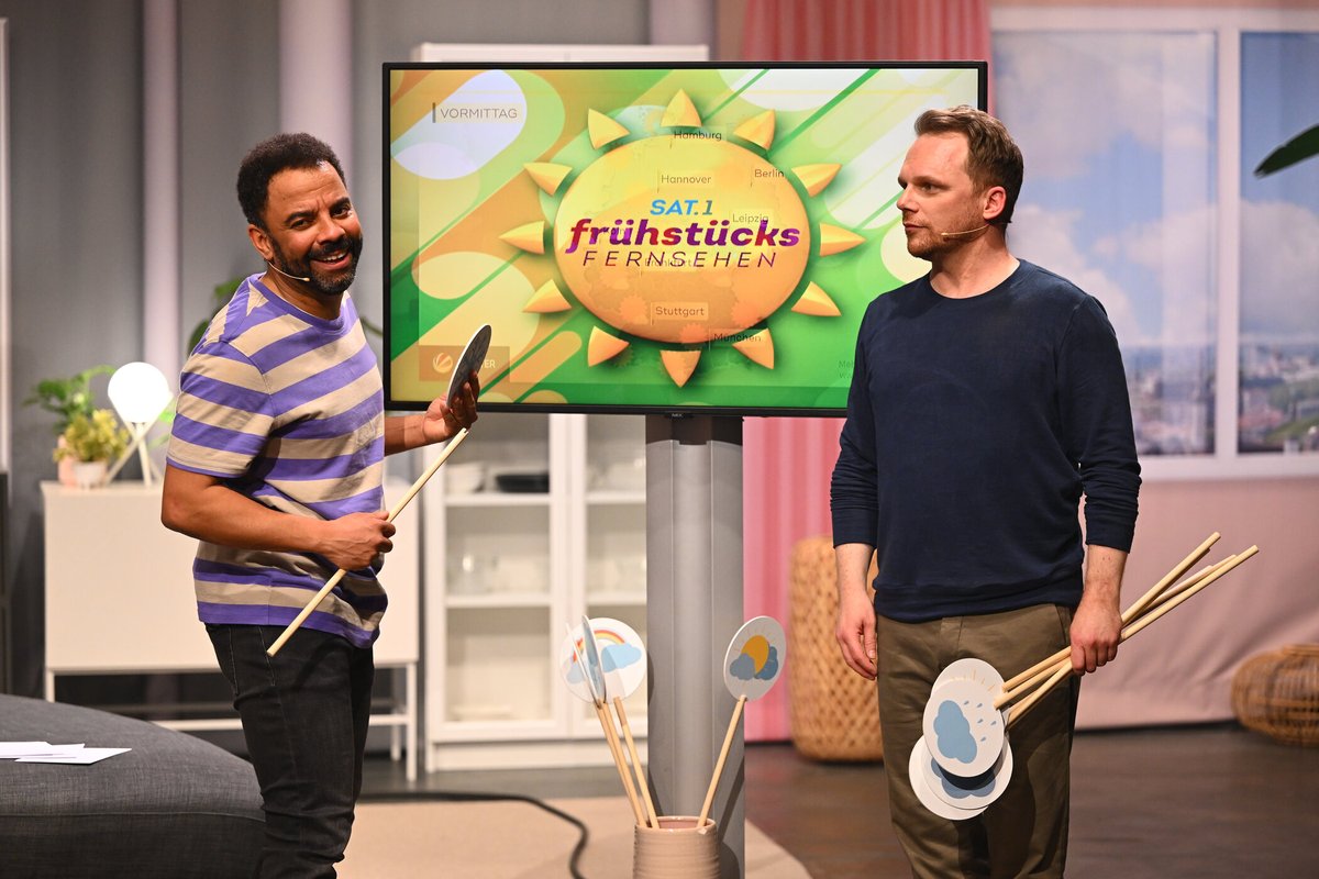 SAT.1 (@sat1) on Twitter photo Start in die Lachsaison! <a href="/Schmitzpiepe/">Ralf Schmitz</a> zieht mit seiner Impro-Comedy „Halbpension mit Schmitz XXL“ ab dem 30. Juni in die SAT.1-Prime Time. #HPmitSchmitzXXL Start in die Lachsaison! <a href="/Schmitzpiepe/">Ralf Schmitz</a> zieht mit seiner Impro-Comedy „Halbpension mit Schmitz XXL“ ab dem 30. Juni in die SAT.1-Prime Time. #HPmitSchmitzXXL