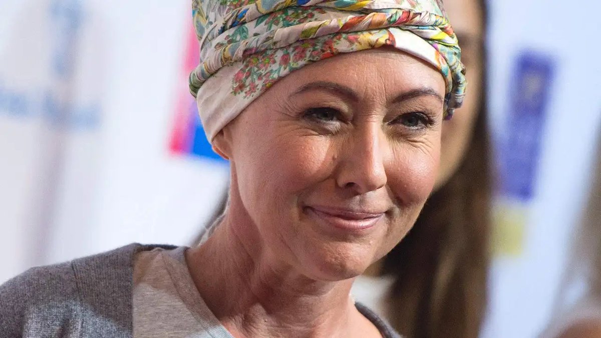 GossipRoomOff's tweet photo. 🚨 Ce mercredi 7 juin, Shannen Doherty (Charmed), atteinte d'un cancer du sein, a publié une vidéo particulièrement inquiétante où, couchée sur une table, elle reçoit un traitement aux rayons. Un moment particulièrement difficile qu'elle décrit en légende : 

"Le 5 janvier 2023, le scanner a montré des métastases dans mon cerveau (...) Le 12 janvier suivant a eu lieu la première séance de radiothérapie. Ma peur est évidente car je suis extrêmement claustrophobe et il se passait beaucoup de choses dans ma vie. J'ai de la chance car j'ai de grands médecins, mais cette peur, la tourmente, le timing de tout ça... Voici à quoi peut ressembler le cancer", déclare la star.

Une confidence bouleversante, mais force est de constater qu'elle n'a pas l'intention d'abandonner cette bataille. 💪❤️‍🩹