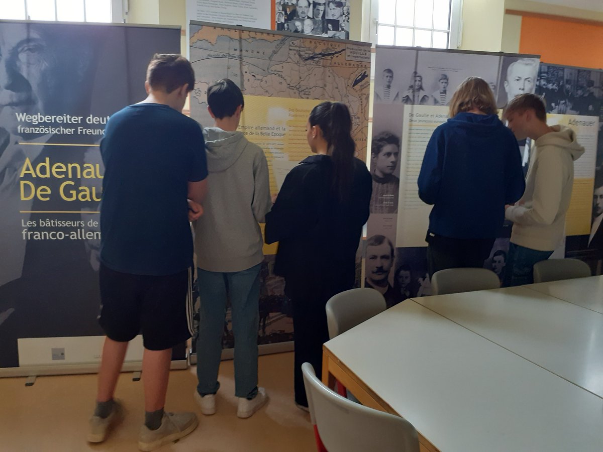 Heute morgen: Quiz zur Wanderausstellung "Deutsch-französische Aussöhnung" mit den 3ème-Schülern, Gruppe Deutsch als Fremdsprache. Ausstellung der Stiftung Bundeskanzler Adenauer Haus zur Zeit im CDI. #deutschfranzösischeFreundschaft  #60JahreElyseeVertrag