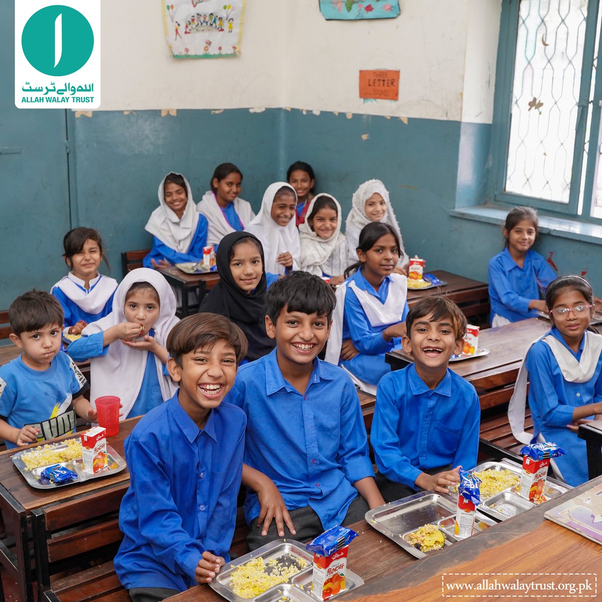 AllahWalayTrust's tweet photo. Mr. Majid Naseer one of the Directors of Allah Walay Trust visited Govt Primary School Jevan Hana at School Khana Program along with his family and served meals to the deserving students.
#Allahwalaytrust #schoolvisionprogram #donatenow #schoolkhanaprogram #impactofschoolmeal https://t.co/iWNvSN457S