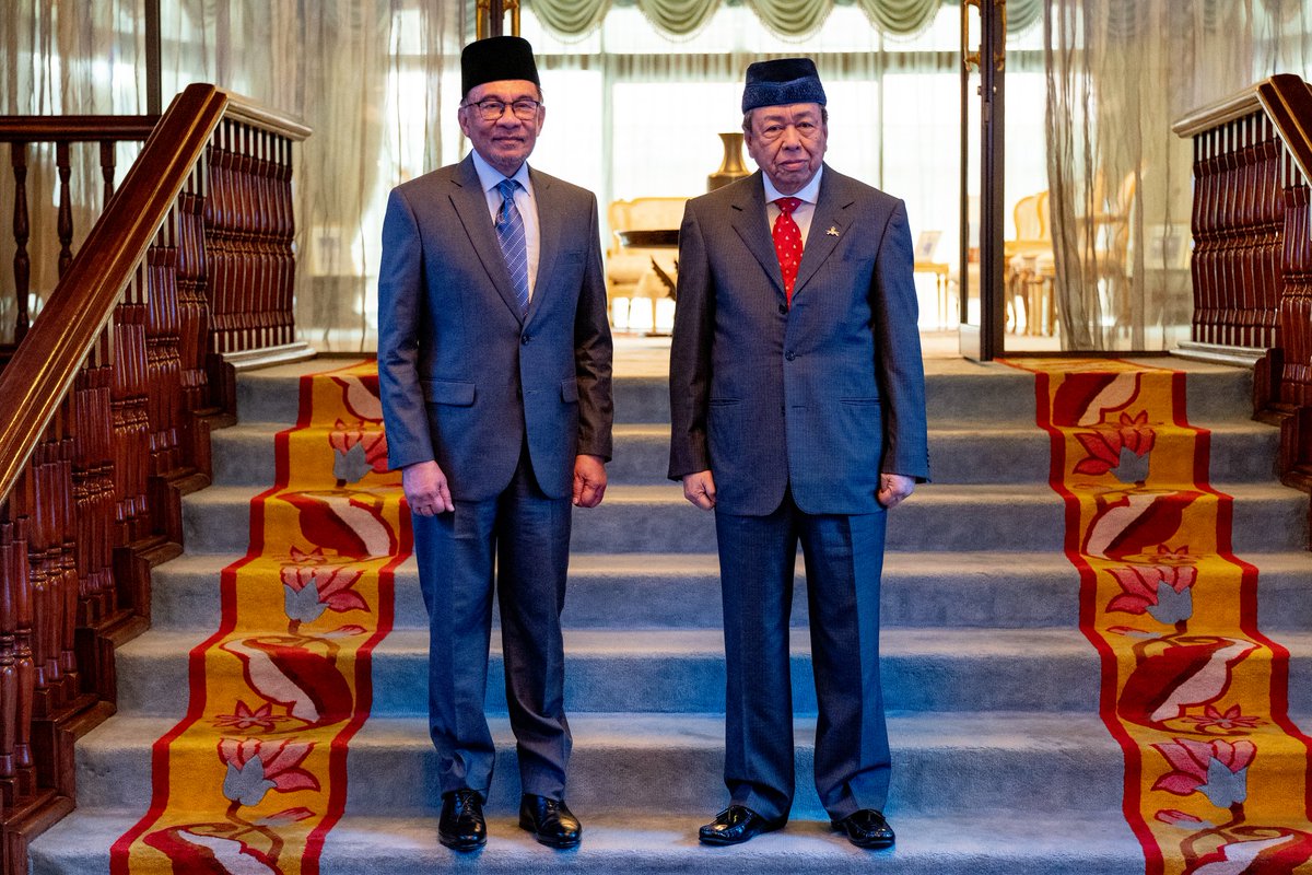 anwaribrahim's tweet photo. Saya telah menghadap DYMM Sultan Selangor hari ini dan menyembah maklum kepada Baginda berhubung keputusan Kerajaan dalam kes Jill Ireland melawan Menteri Dalam Negeri dan Kerajaan Malaysia di Mahkamah Rayuan.

#MalaysiaMADANI https://t.co/E53ulGPFFh