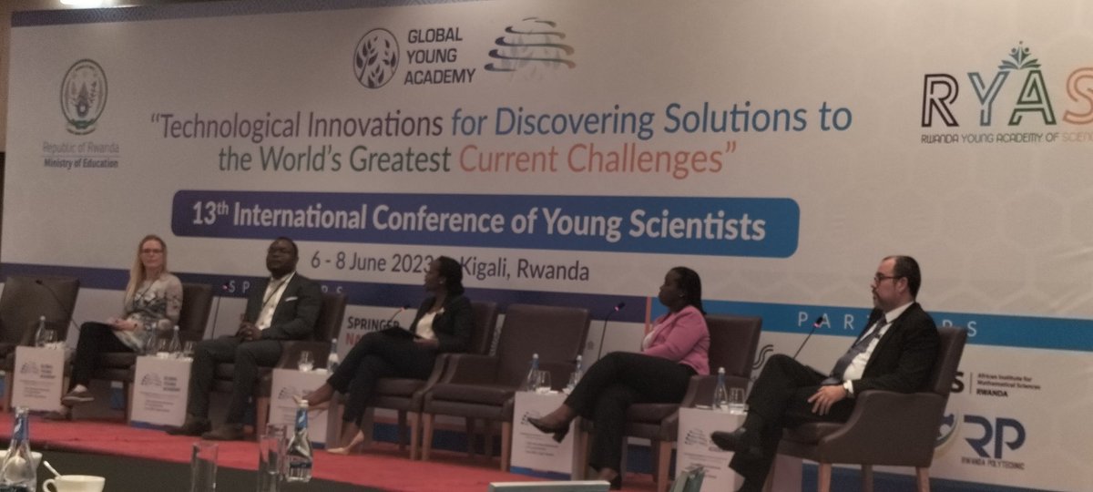 Lecheverriaking's tweet photo. #Hoy conversamos también sobre la brecha entre educación y tecnología, las habilidades y necesidades que hay en términos de capacidades para poder crear innovaciones sostenibles.
También hablamos sobre las alianzas globales para mover y apropiar tecnología 🌍 @GlobalYAcademy https://t.co/C0BfKuiYcU