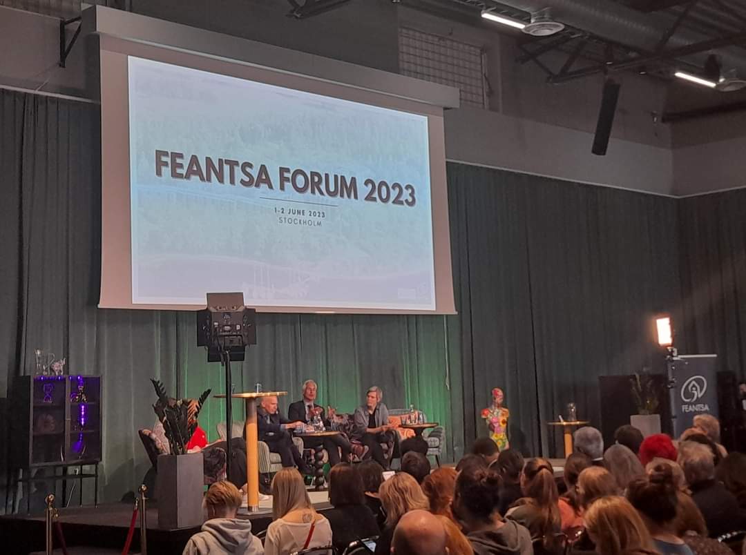 #zapobieganiebezdomności 
to kolejny temat, którym się zajmujemy 🏠 Dlatego nie mogło nas zabraknąć na Forum @FEANTSA - Working Together to End Homelessness in Europe – Europejskiej Federacji Organizacji zajmujących się Bezdomnością, które odbyło się w Sztokholmie #feantsaforum