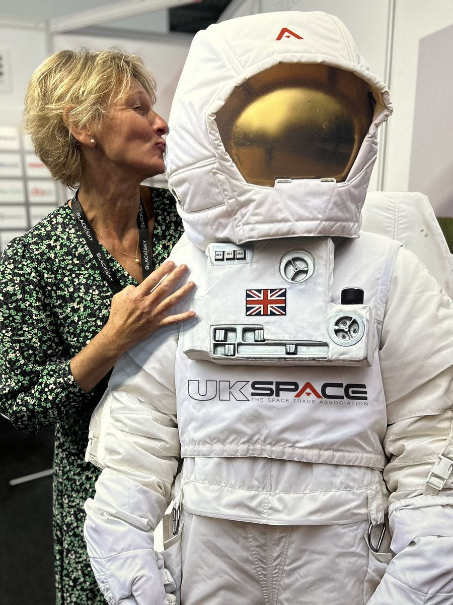 My first astronaut kiss @SpaceCommExpo as part of #AstronautSelfie and #Thanksspace.. come along and have your picture taken with a chance to win a unique space scape painting from the lovely @ZoeSquires4  … come and visit us @UKspace stand N2.. #livelongandprosper #UKspace