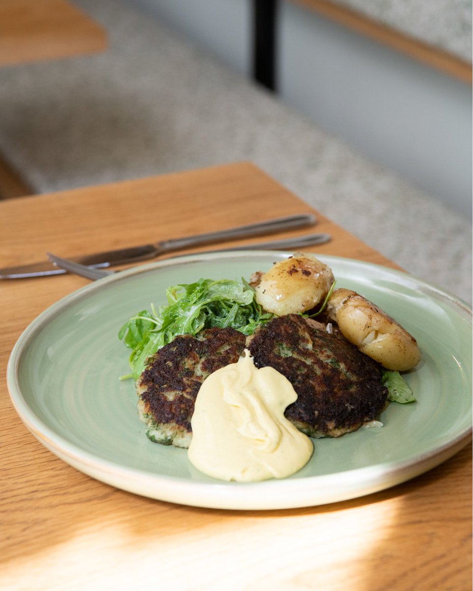 FINT_Leeds's tweet photo. NEW! Traditional Danish Fiskefrikadeller (Herby Fishcakes) 🇩🇰 🐟

Served with care alongside delightful accompaniments such as buttered potatoes, fresh rocket salad, pickled vegetables, and hollandaise 😋

#Leeds #Brunch #fishcakes https://t.co/GhAD7ILloI