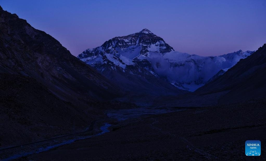 ShanghaiEye's tweet image. These photos taken on June 4, 2023 shows a view of Mount #Qomolangma in twilight in southwest China&apos;s #Tibet Autonomous Region.