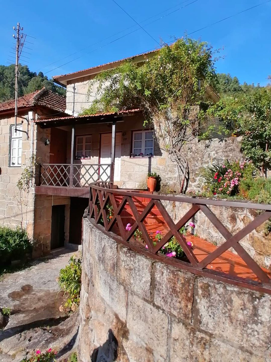 skymanuelima's tweet image. A aldeia de Pias é uma povoação da freguesia e município de Cinfães, situada num vale entre 150 e 200 metros de altitude na margem esquerda de um dos rios mais limpos da Europa, o Rio Bestança e a sul do Rio Douro. #Pias #Cinfães #RioBestança #aldeia #travelphotography #viagens
