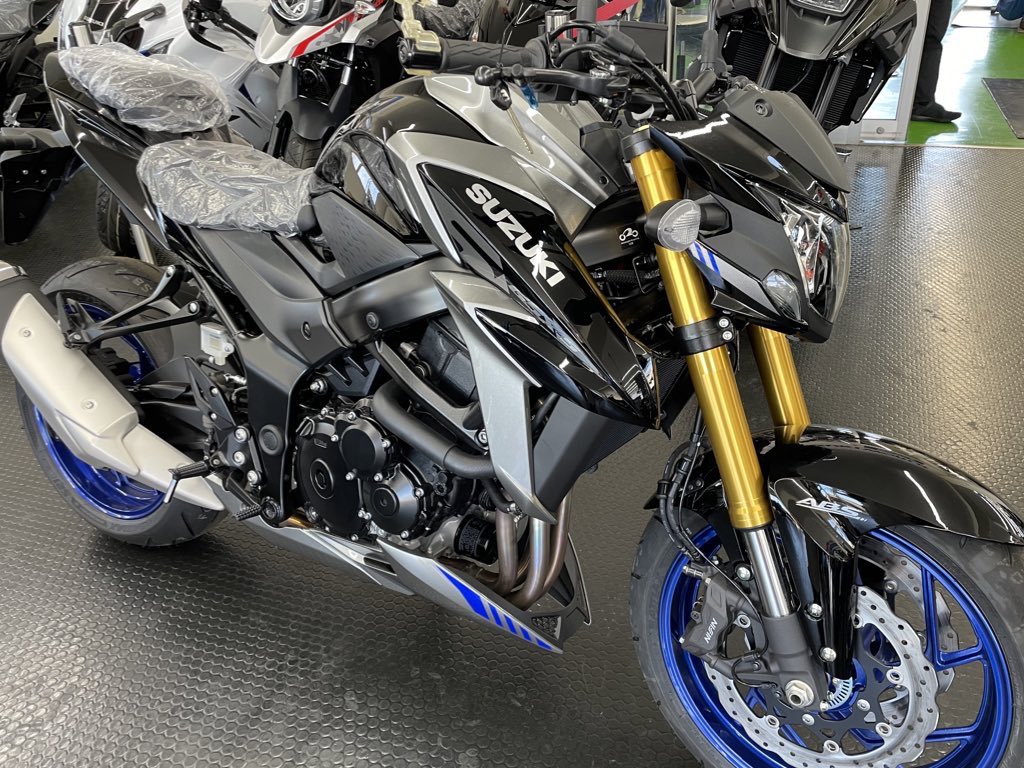 Megu_s750's tweet photo. GSX-S750納車されてました！
妊娠中だったからカスタムだけが捗っていたけど、無事に出産を終えたのでようやく乗れたー！！！！
やっぱバイク楽しい！！
慣らしはゆっくりと進めてくれてます… https://t.co/ENTQyI7PpO