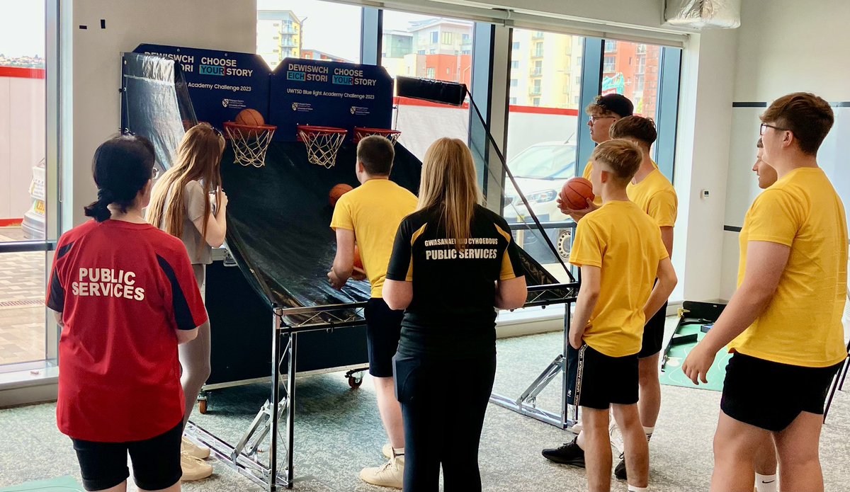 AndrewUwTsd's tweet photo. Nice to support the P&amp;L Service Day @UWTSD @UWTSDsport A competitive fun environment with ⛳️ 🏀 + some 🏉 questions from @S_C_Coach Well done @ColegSirGar @GowerCollegeSwa #uwtsd #uwtsdsport #gowercollege #gcs #gowercollegeswansea #sportsmanagement #swansea #university #students https://t.co/BSW0OFBgbj