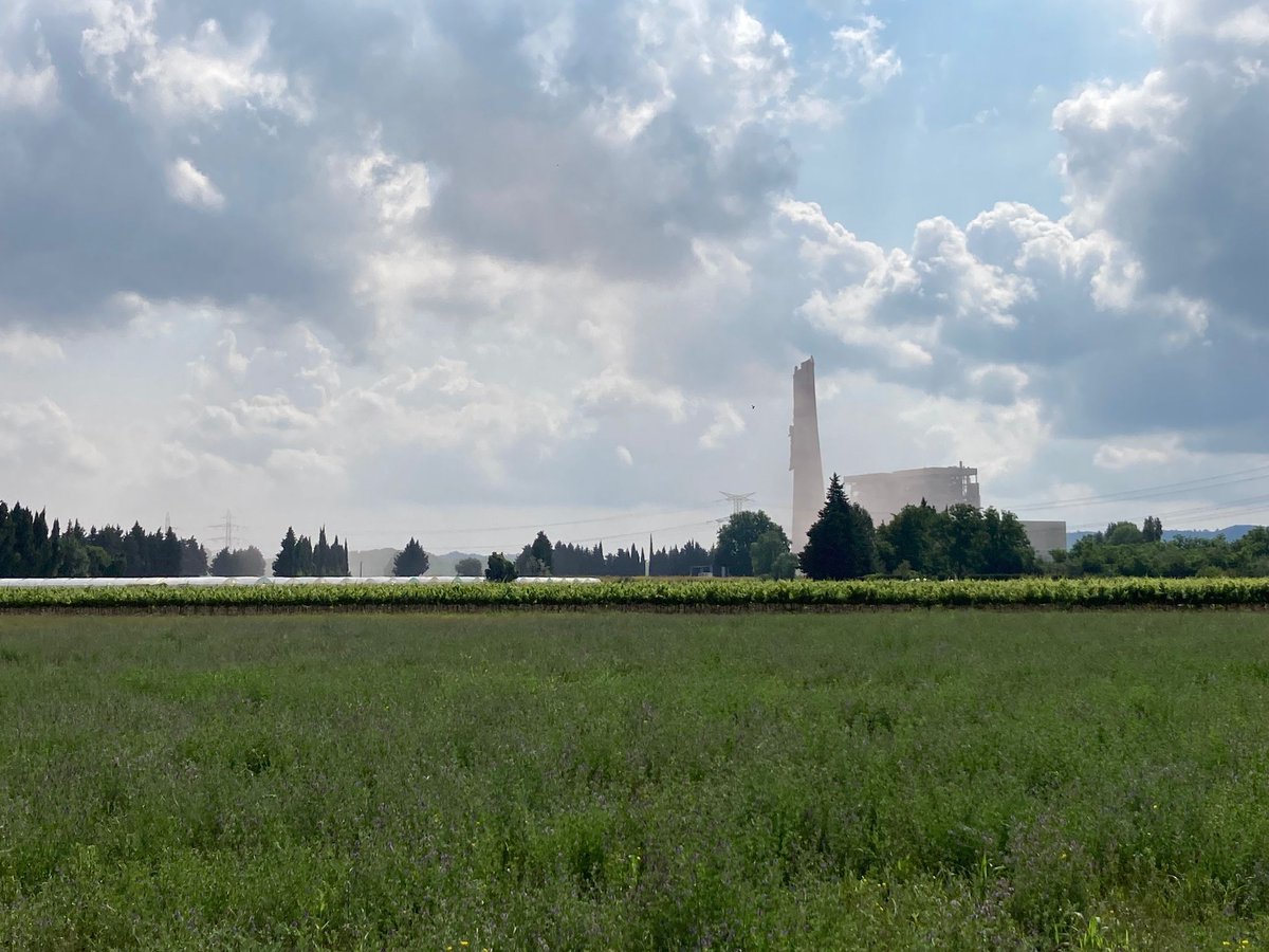 La cheminée de l’ex centrale thermique d’Aramon vient d’être abattue. Du moins en partie puisque la base a résisté au dynamitage.