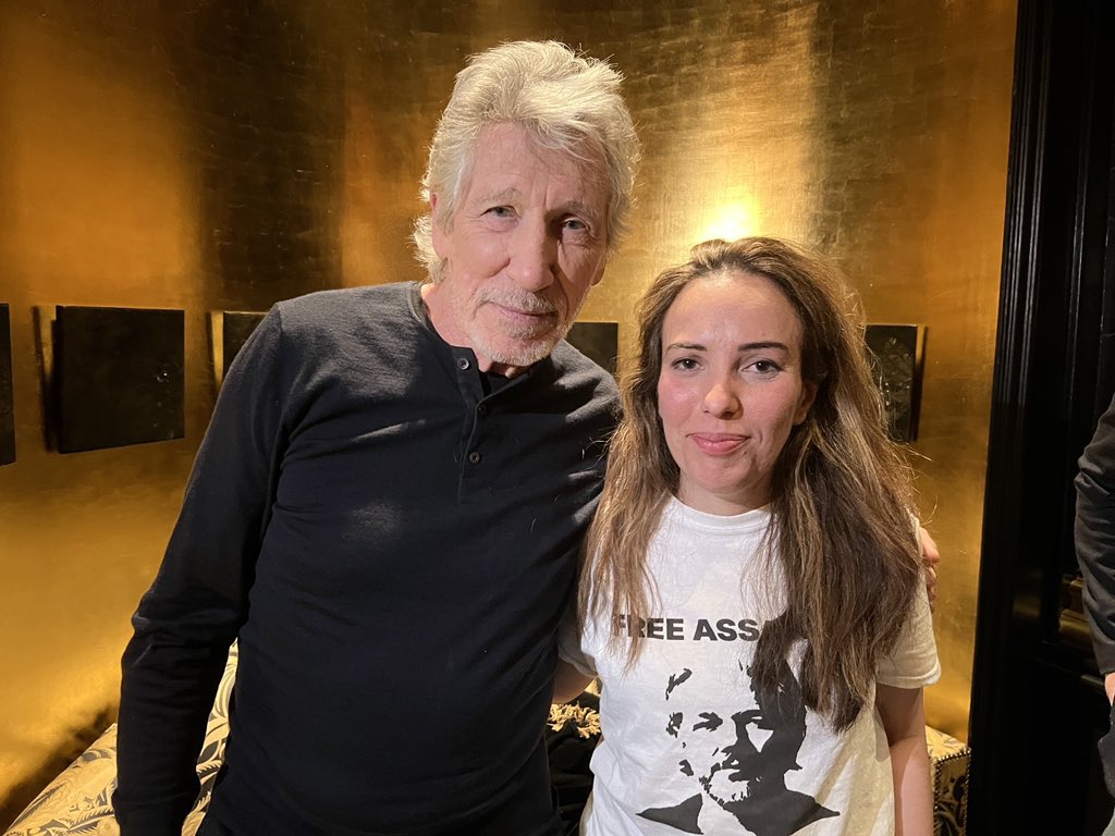 I had the great fortune of being at @rogerwaters show in London last night. @WikiLeaks Collateral Murder video and #FreeJulianAssange feature in the show every night.