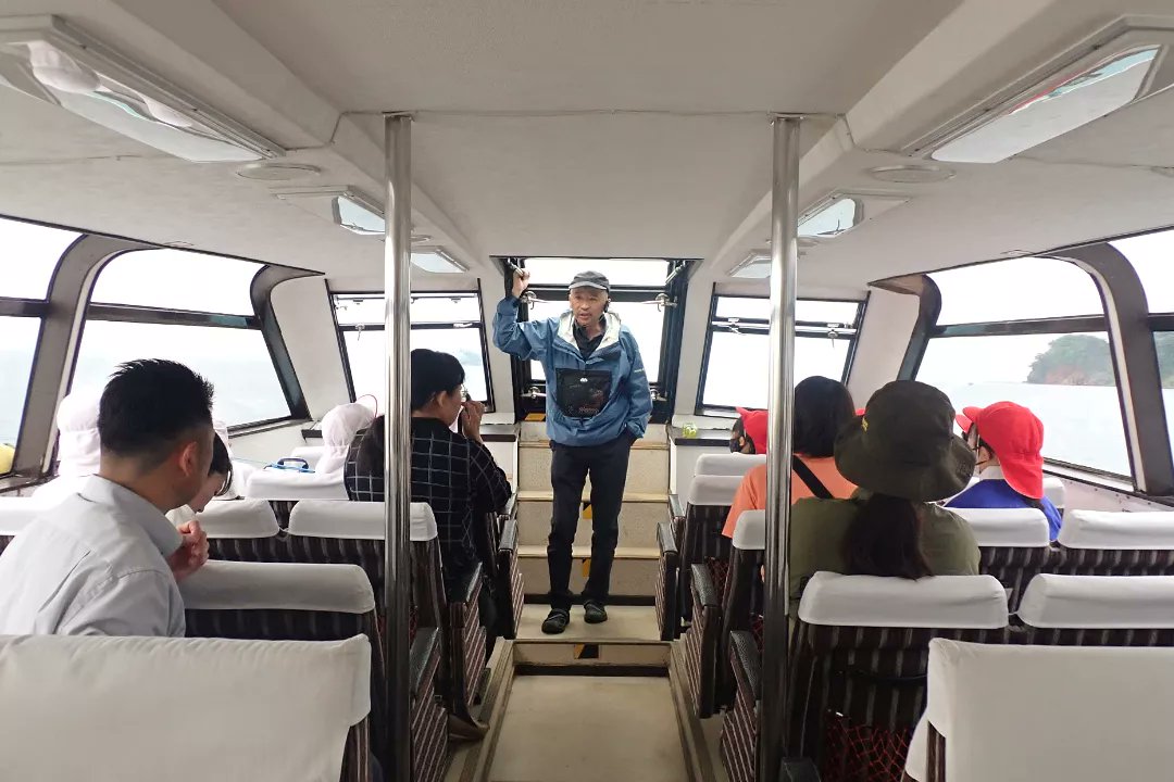 This morning we had a fun dolphin watching trip with the lovely Wakinosawa Primary School. There were many #dolphins in the bay. They came close to the boat & did many exciting leaps, giving the kids a great opportunity to see these beautiful animals up close © 脇野沢小学校,MBDR