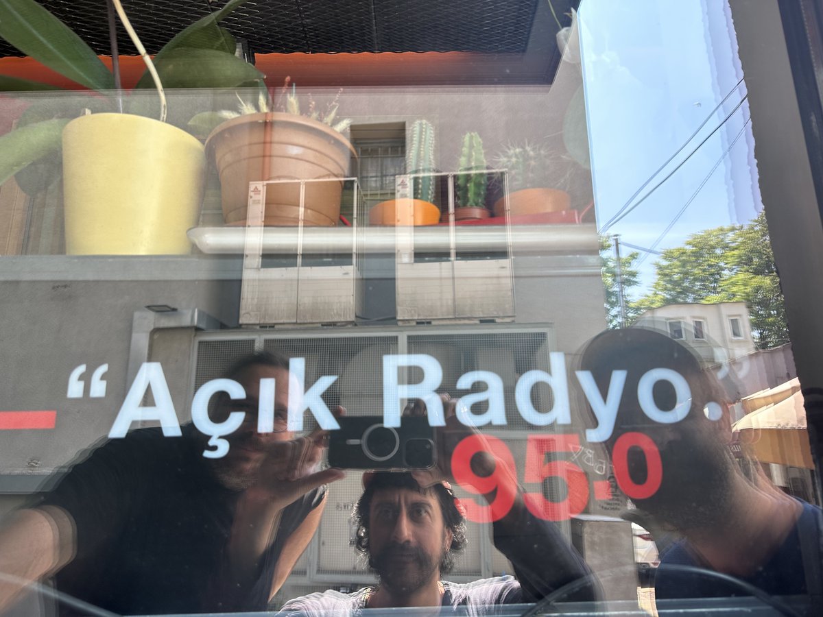 Açık radyo aynamız, saat 13:00 açık radyo şenliğinde canlıdayız. <a href="/acikradyo/">Apaçık Radyo</a> 
#AçıkRadyo
#RadyoŞenliği
#dinleyicidesteközelyayını