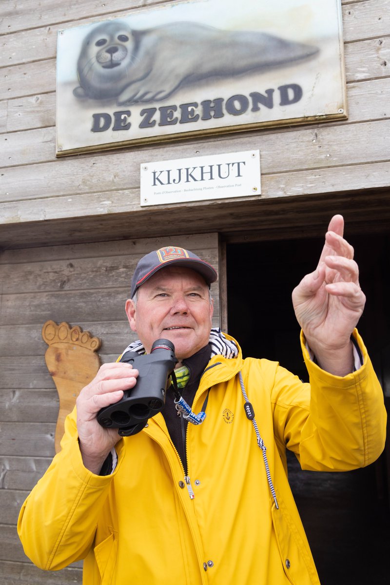 StadNieuwpoort's tweet photo. De #zeehond is uitgegroeid tot een echte ambassadeur van #Nieuwpoort. 😃
Natuurgids Luc David zet zich samen met de gemotiveerde vrijwilligers van het #NorthSealTeam West in voor deze populaire dieren. Luc uitgebreid aan het woord in ons stadsmagazine. 
👉 https://t.co/PHnUjIryai https://t.co/DGwn43RI5b