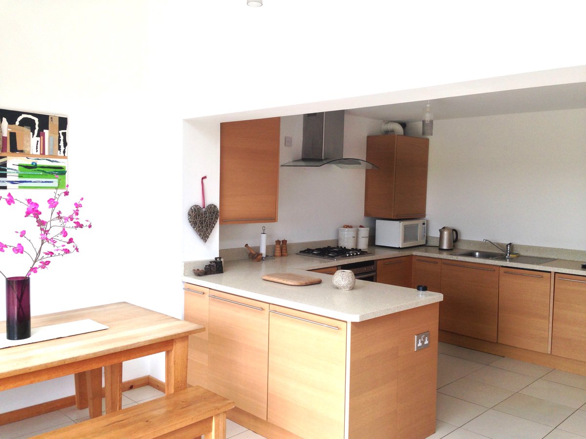 VincentShawRes's tweet image. New price: Delightful extended #3bed #detached #property on #StratfieldClose convenient for #SciencePark &amp;amp; #CambridgeNorth.  Open plan kitchen/dining/living with a separate living room plus a further ground floor reception room, currently used as a fourth bedroom. £575,000