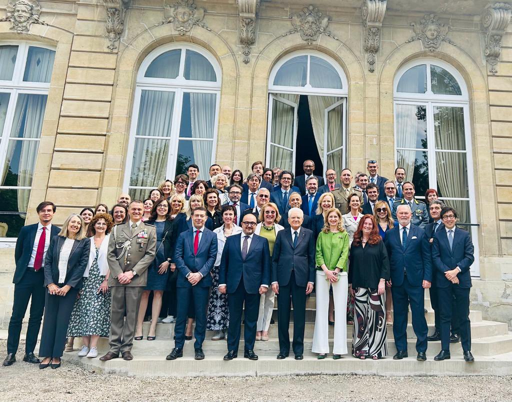 ItalyinFrance's tweet image. Il Presidente della Repubblica Sergio #Mattarella, alla presenza del Ministro della Cultura @g_sangiuliano , ha salutato il personale di @italyinfrance 🇮🇹
Grazie! 🙏🏻