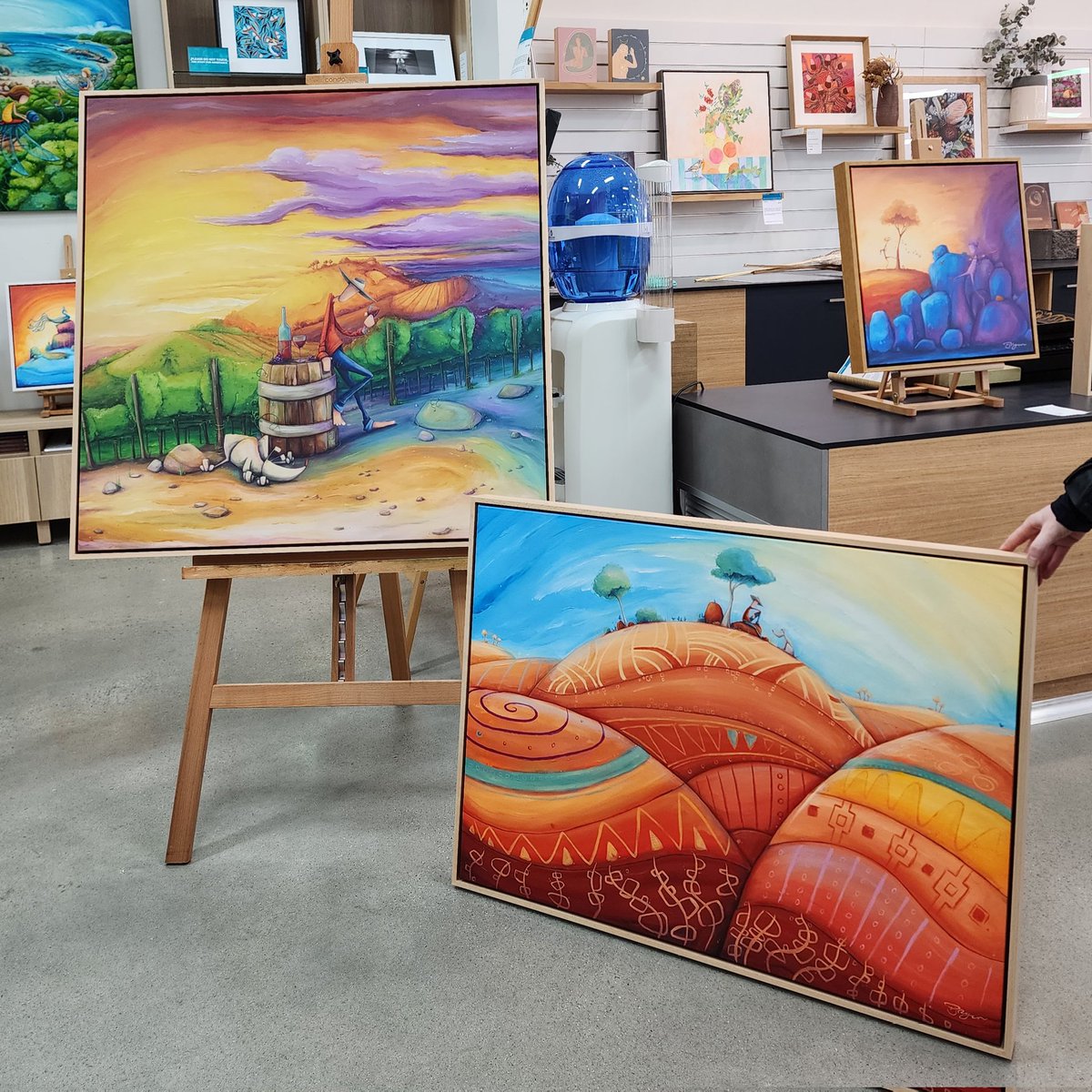 Signing new prints at Arts Edge Gallery...nice surprise of new sales after popping in to pick up canvas.
'Sundowner' 'Hilltop Hues' 'Dreamcatchers' available peterryanart.com.au/online-shop/ #Australianart #peacock #peterryanart