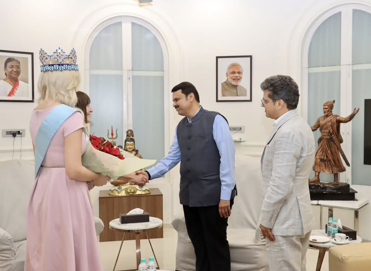 Dev_Fadnavis's tweet photo. 🕚 11.05am  | 07-06-2023 📍 Mumbai | स. ११.०५ वा. | ०७-०६-२०२३ 📍 मुंबई.
🔸 Meeting with the delegation of Miss World Organisation 
@MissWorldLtd 
#Missworld #Mumbai https://t.co/MCDGsjdHPB
