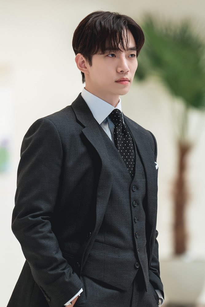 KSeriesAD's tweet photo. อีจุนโฮ 2PM ระหว่างถ่ายทำ King The Land(킹더랜드) ช่อง JTBC ออนแอร์ 17 มิ.ย.นี้ ซับไทย Netflix

เรื่องราวของ ‘กูวอน’ นักธุรกิจหนุ่มทายาทตระกูลแชโบล King Group ผู้เกลียดรอยยิ้มจอมปลอม และ ‘ชอนซารัง’ พนักงานโรงแรม King Hotel ผู้มีรอยยิ้มตลอดเวลา จนกระทั่งได้เจอกับเขา
https://t.co/ovk851Lefl