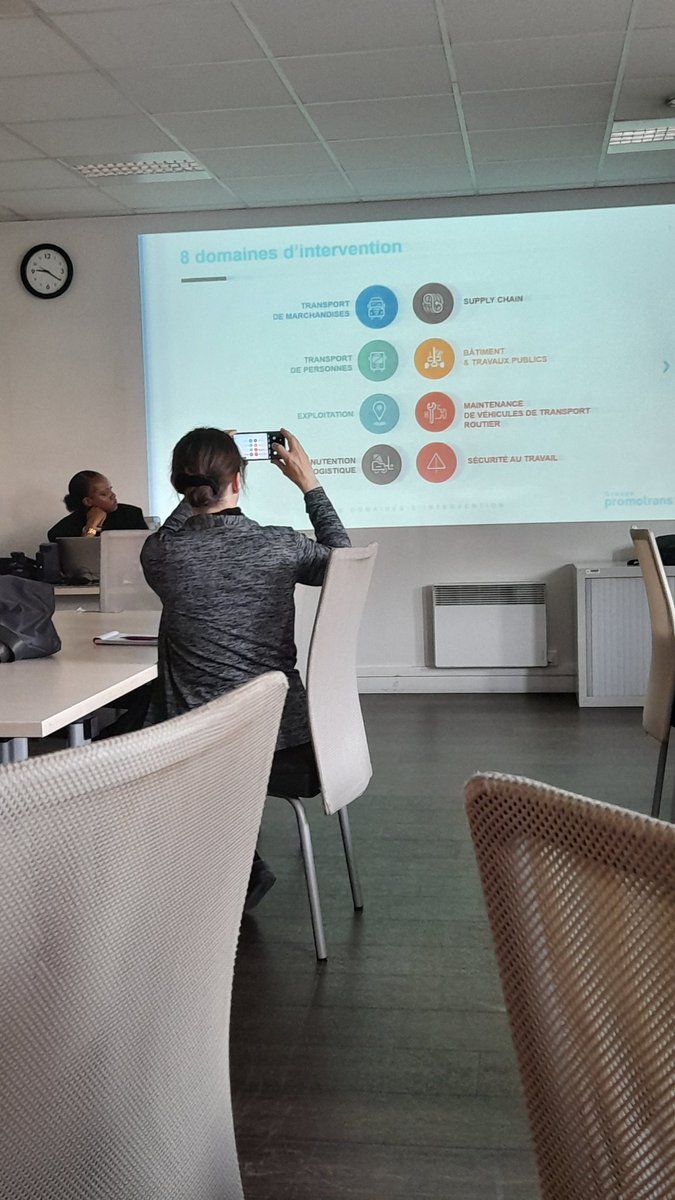 Lorylo_lartiste's tweet photo. 🚌Go➡️ présentation des #formations par M. Hugues, Mme Bosekola de #promotrans dans le cadre de la semaine #transport #logistique. Au @poleemploi_IDF #lacourneuve 2 infos collectives de 9h à 12h avec Mme Chermoud &amp; @Lorylo_lartiste #caces #cariste #conducteurdebus #Tousmobilisés https://t.co/y6PUkzjAPO