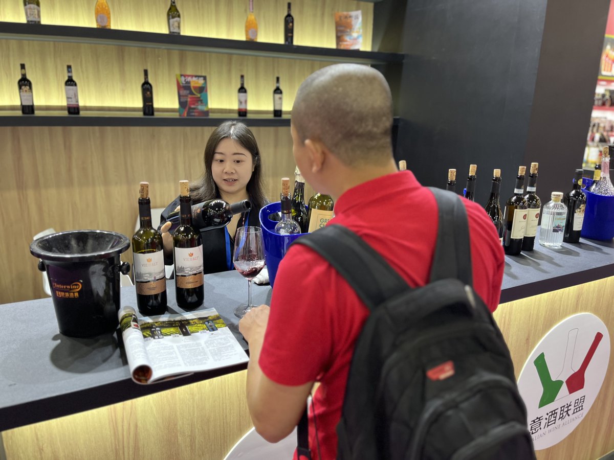 winechannelit's tweet photo. 🍷🇮🇹 Si chiude la 30ma edizione di Interwine Guangzhou: Enoteca Italia presente con 80 etichette di vino italiano.
#wine #Cina #Export #winelovers #winelover #winetasting #vino #vinoitaliano #madeinitaly #italianwine #redwine #sommelier #interwine https://t.co/LruEYLmLXs