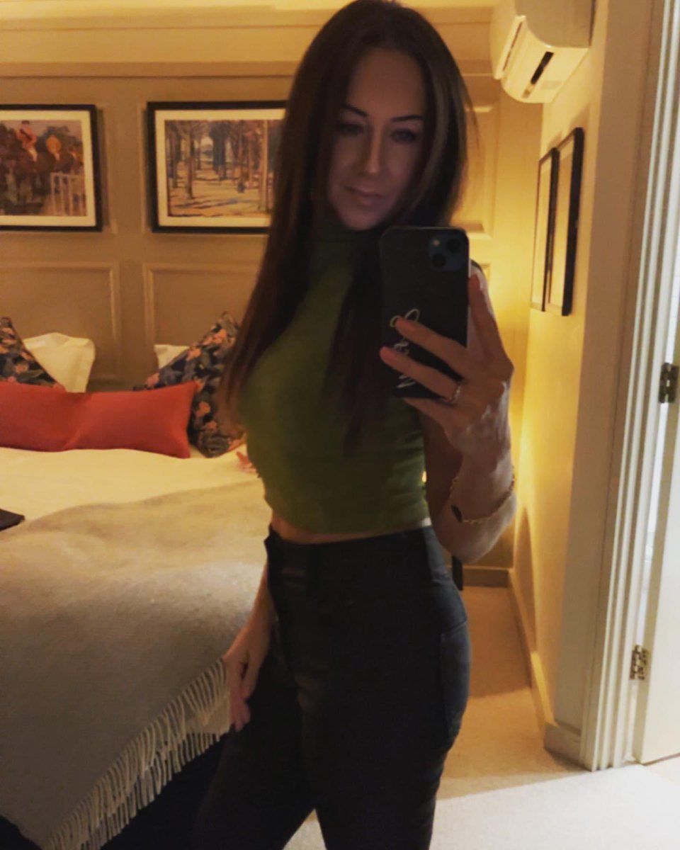 MistressDivineE's tweet photo. Another day another hotel meet with a loser who wants his balls kicked. Easier to just send me your money boys #findom #paypig #cashmeet #ballbusting #dominatrix https://t.co/EPE98BENRd