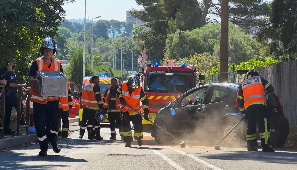 sdis_06's tweet image. 🚘#RetoursurInter 🚒 #LeCannet
↪️Les sapeurs #pompiers sont intervenus hier pour un accident de la circulation 🚙 impliquant une voiture.
🧑‍🚒Après avoir été extraite de son véhicule et auscultée par l'infirmier SP, la conductrice blessée léger a été transportée à l'hôpital 🏥.